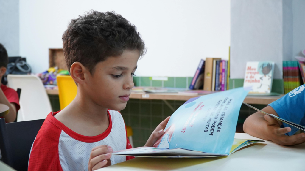 Niño aprendiendo a leer y a escribir.